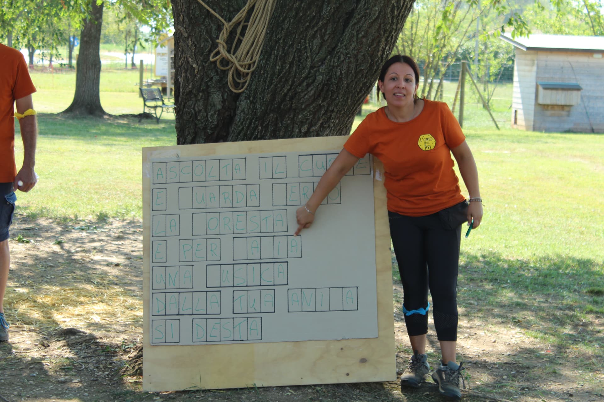 Educatrice de L'Orto delle Api con il cartellone del gioco delle parole